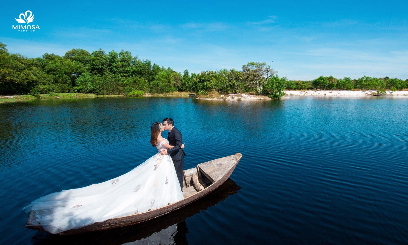 Chụp hình cưới ở hồ cốc